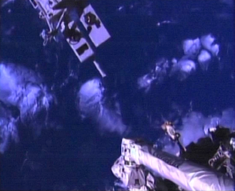 Illustration for article titled Dextre Installs a New Camera on the Canadarm, Poses for a Selfie